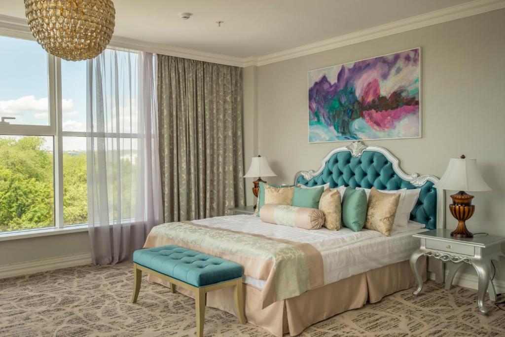 Bristol Central Park Hotel - 