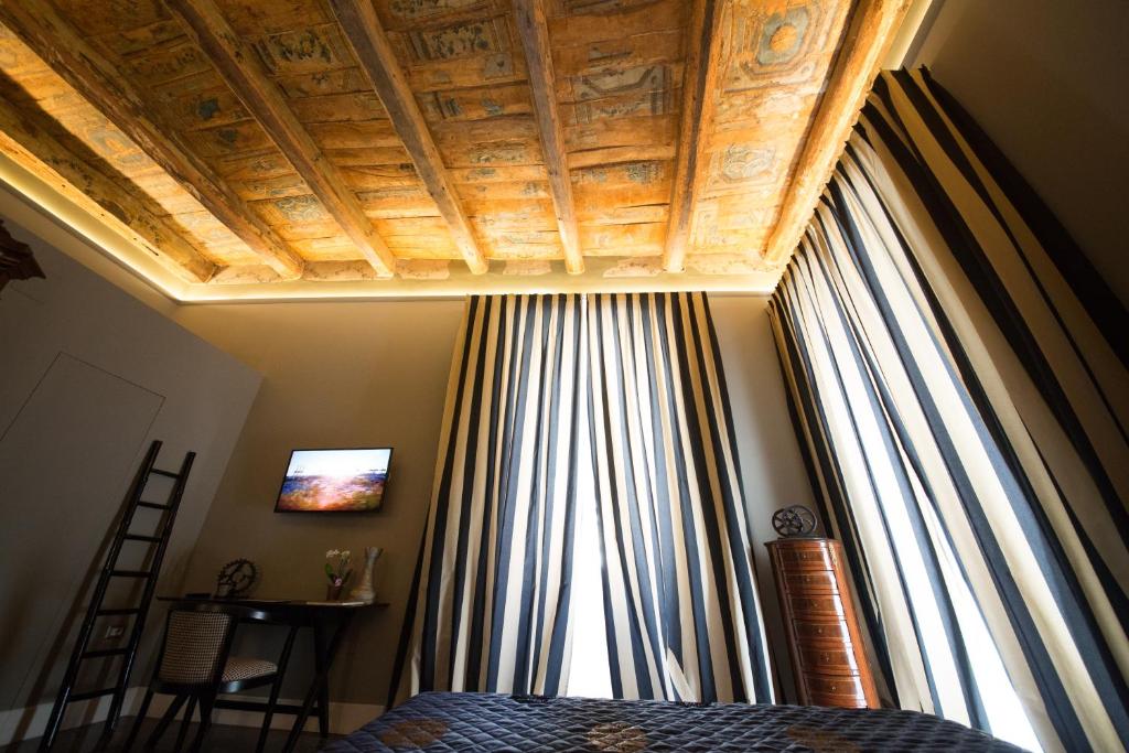 Telewizja i/lub zestaw kina domowego w obiekcie Palazzo Cannavina Suite & Private SPA