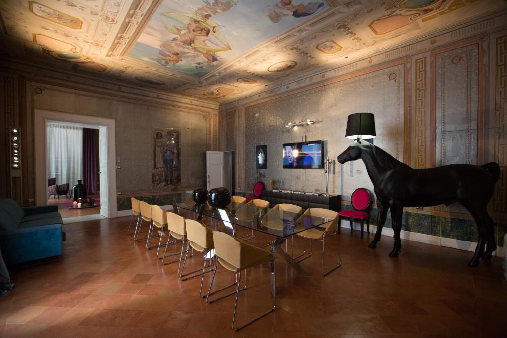 カンポバッソにあるPalazzo Cannavina Suite & Private SPAの馬像付きテーブル