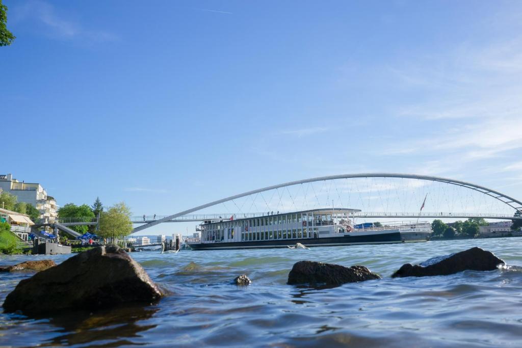 Výhled na řeku, která protéká v blízkosti hotelu
