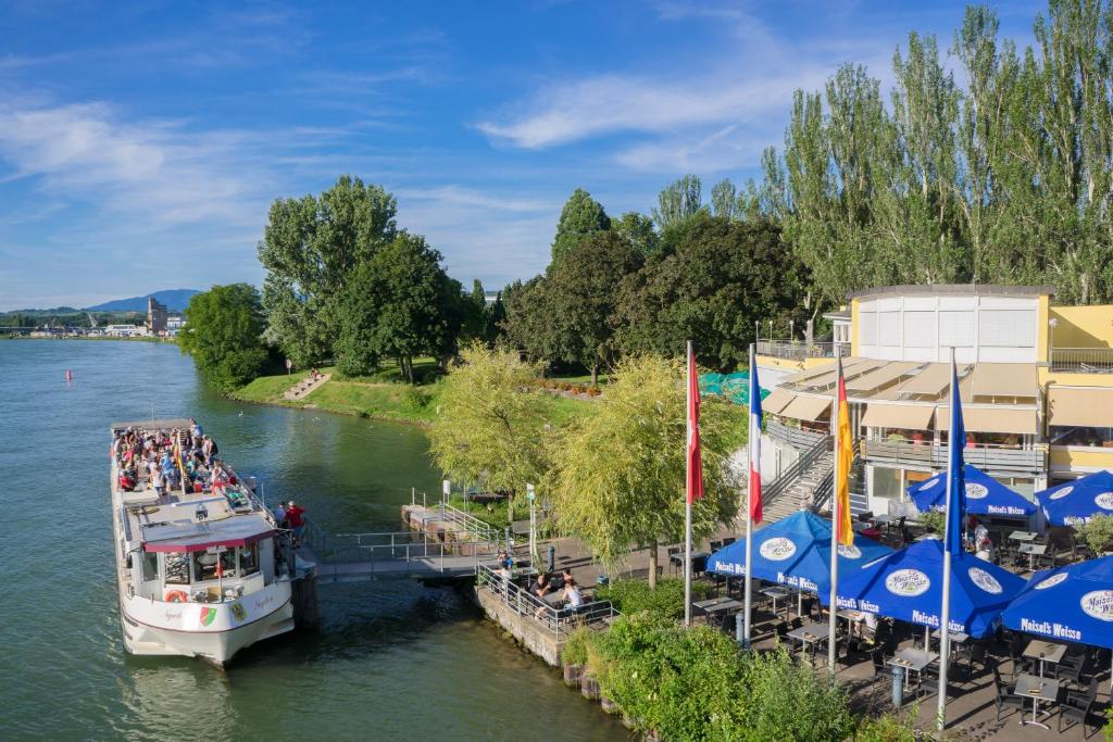 Výhled na řeku, která protéká v blízkosti hotelu