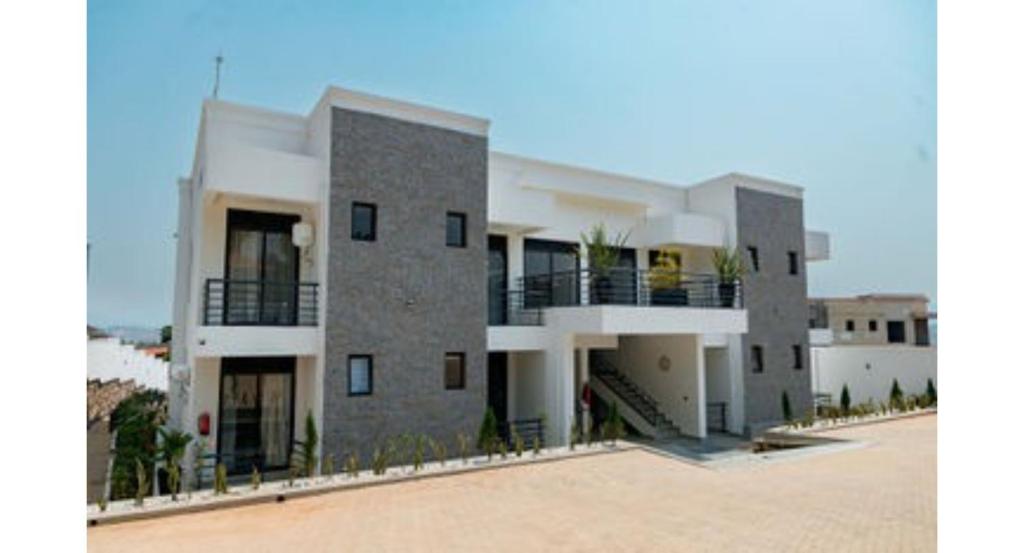 un grande edificio bianco con balconi di Tranquil Point Residence a Kigali
