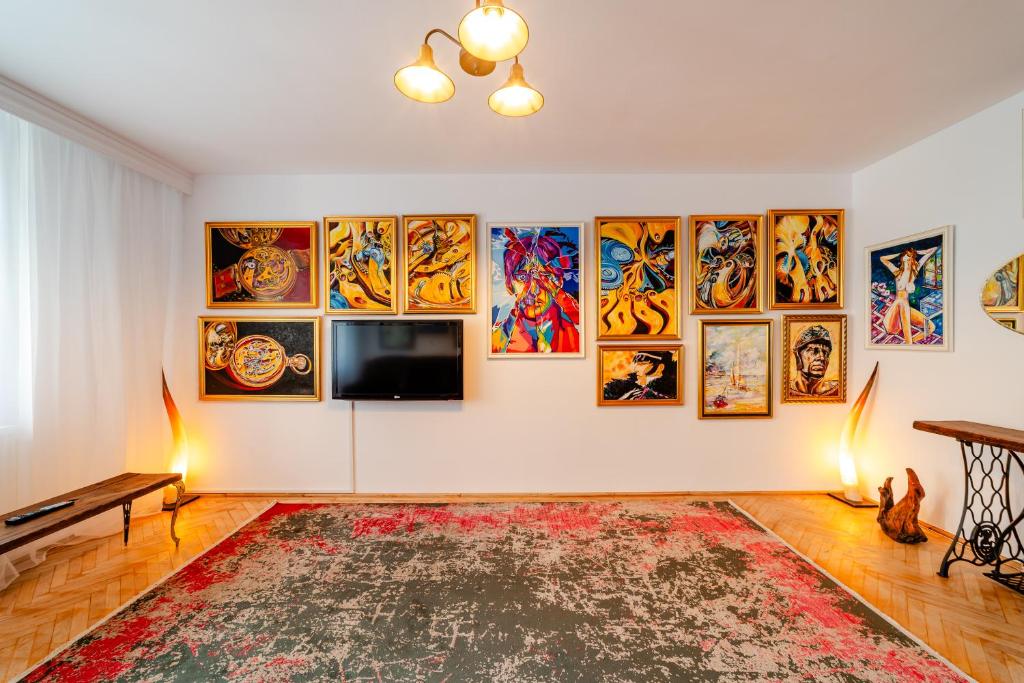 - un salon orné de peintures murales dans l'établissement Central Art Apartment with Treasure Hunt, Free Parking & Self Check-In, à Constanţa