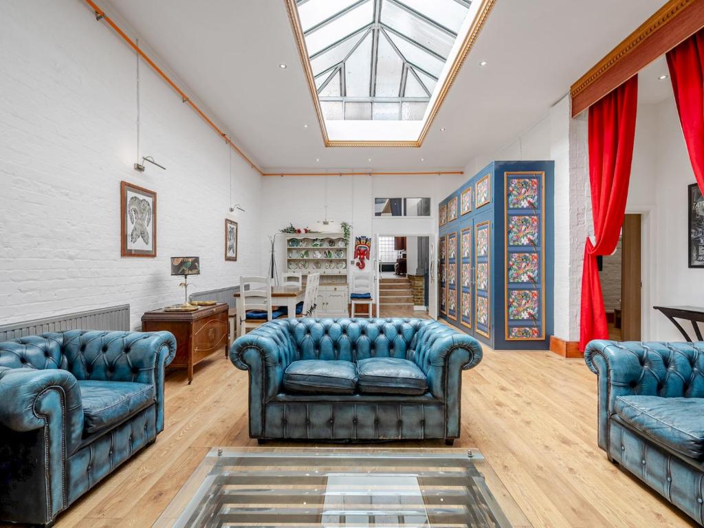 Posezení v ubytování Pass the Keys Stunning flat in the heart of Camden
