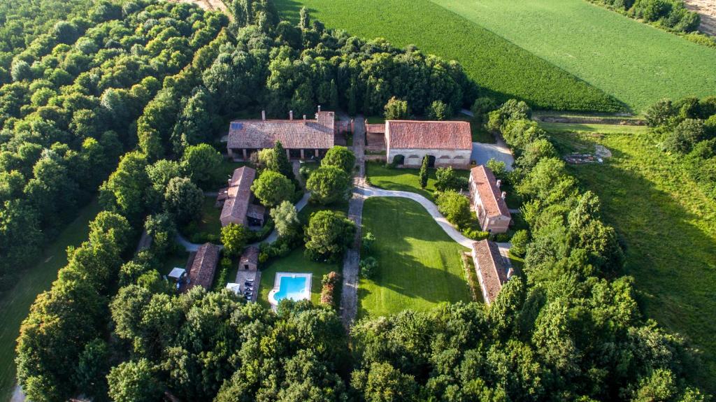 an aerial view of a large house with trees at Agriturismo Tenuta Castel Venezze in San Martino di Venezze