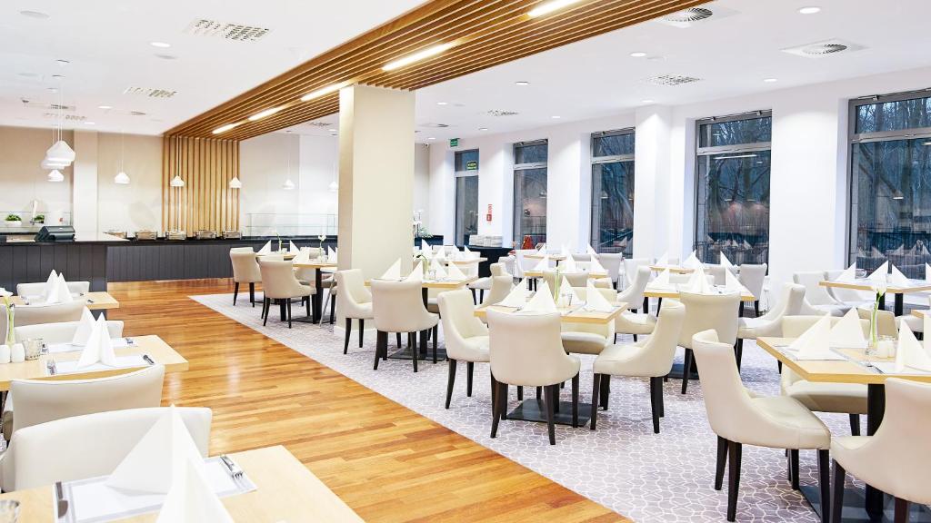 Reštaurácia alebo iné gastronomické zariadenie v ubytovaní VacationClub - Diune Apartment 63