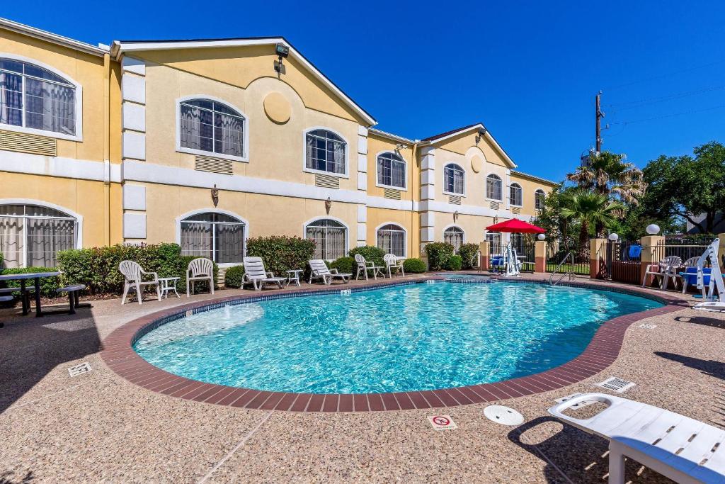 a swimming pool in front of a building at Quality Suites North Houston - Spring in Houston