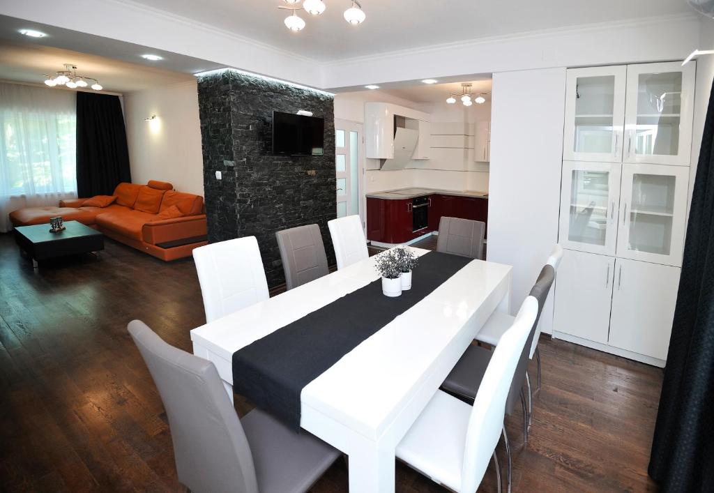 une salle à manger avec une table blanche et des chaises blanches dans l'établissement Parchevich Apartment, à Varna