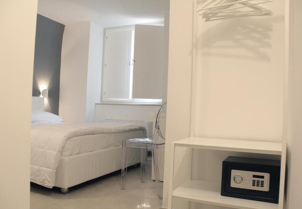 Lamia Room Rentals - 8