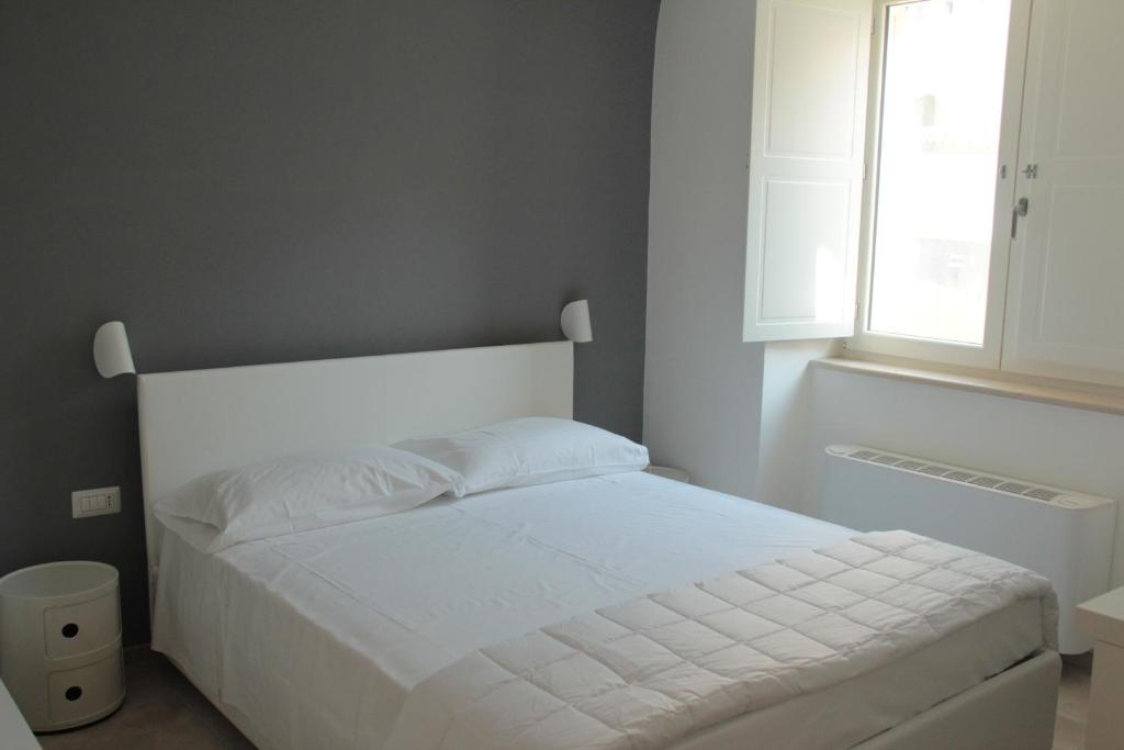 Lamia Room Rentals - 1