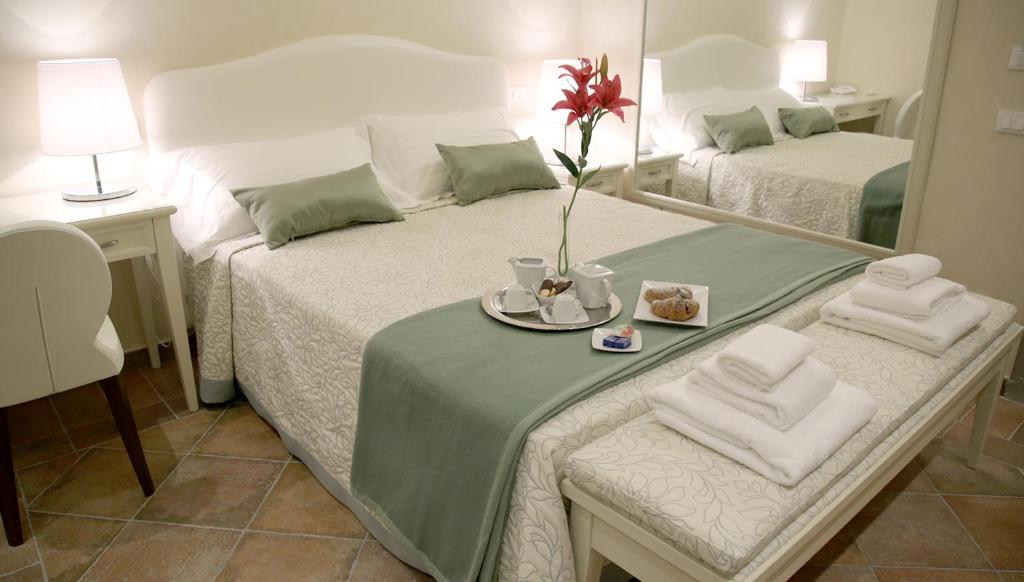 una camera con due letti e un tavolo con asciugamani di Hotel Renaissance a Firenze