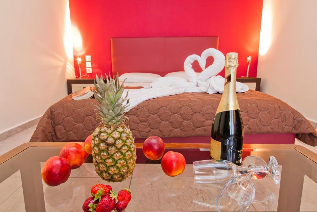 Habitación con cama con botella de vino y fruta en Imperial Studios, en Vasiliki