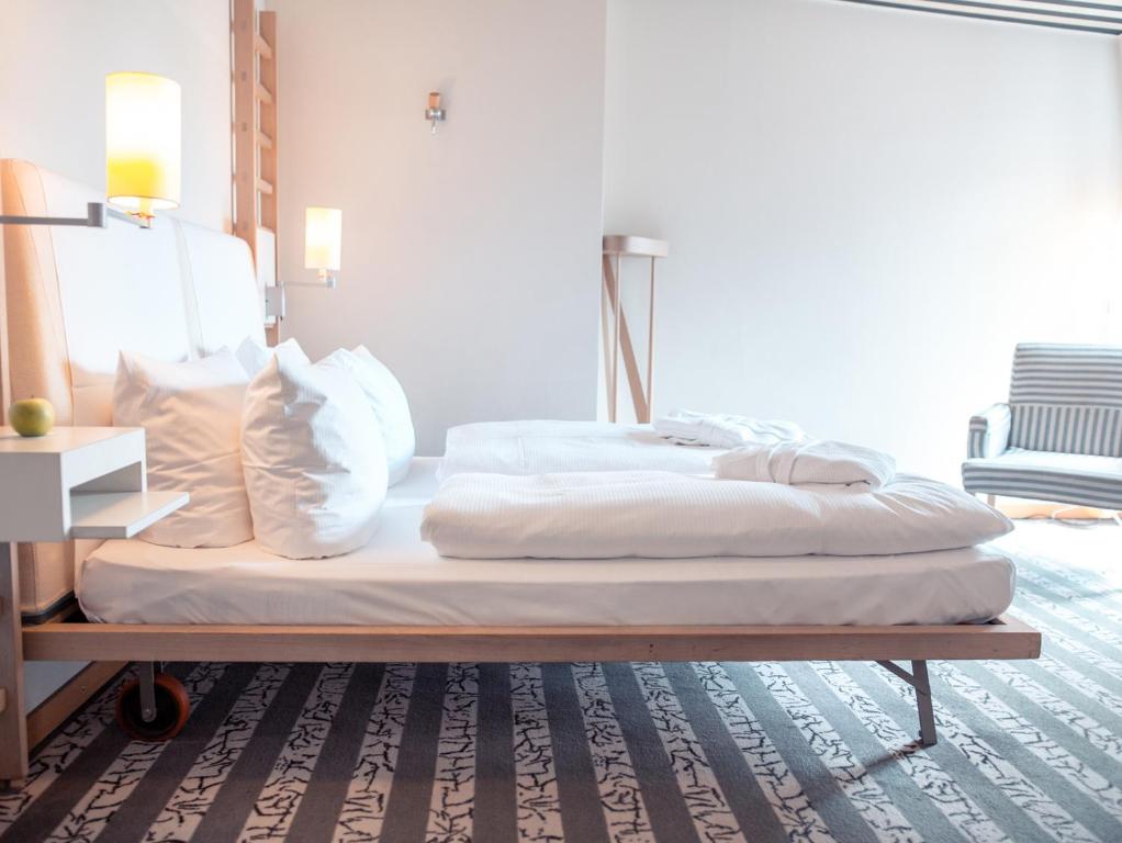 Postel nebo postele na pokoji v ubytování Hotel Bleibtreu Berlin by Golden Tulip