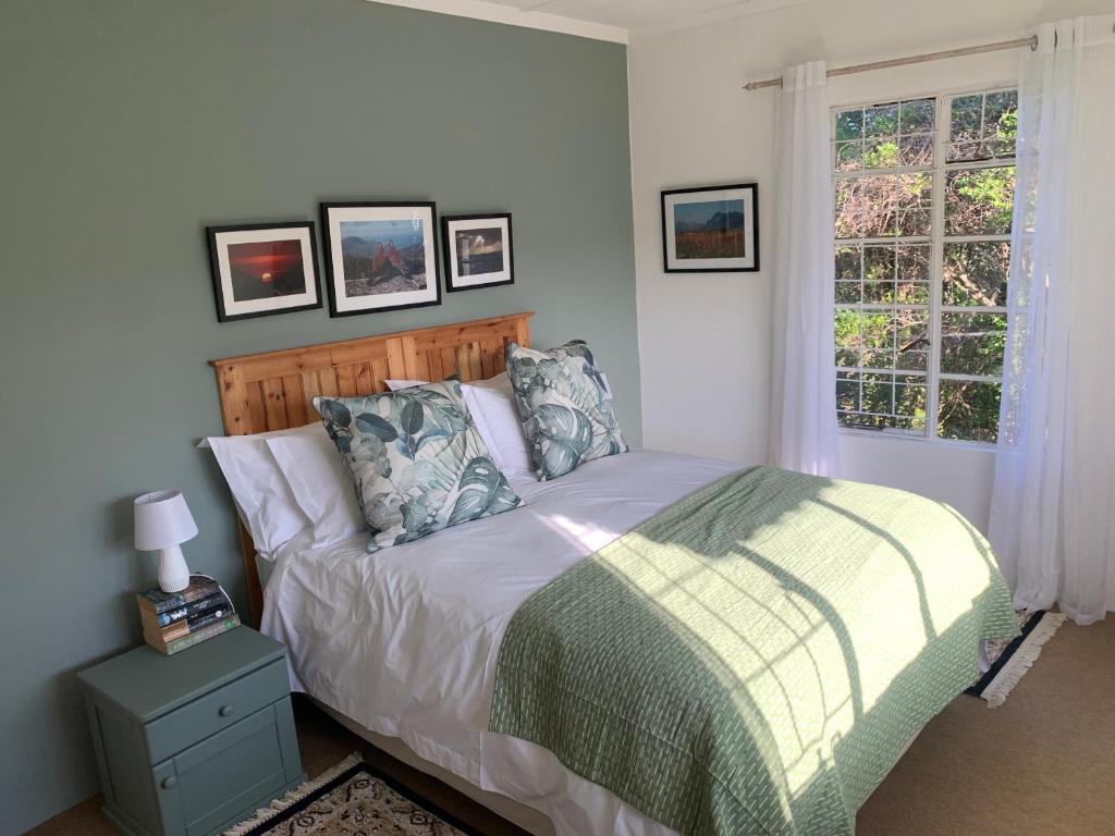 une chambre avec un lit et une fenêtre dans l'établissement Fish Eagle Cottage, 