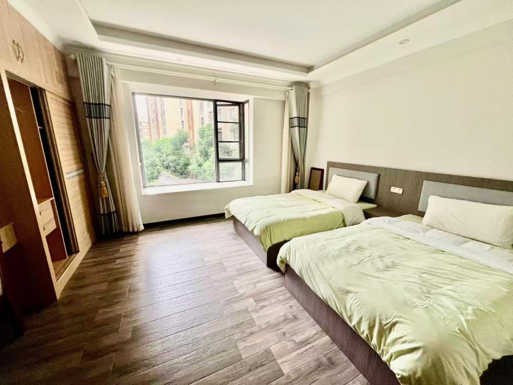 Postel nebo postele na pokoji v ubytování Jie hu er ju hostel