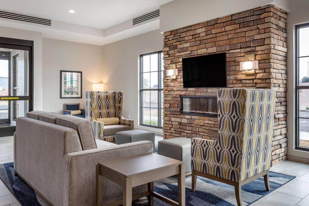 Comfort Suites Scottsdale Talking Stick Entertainment District photo