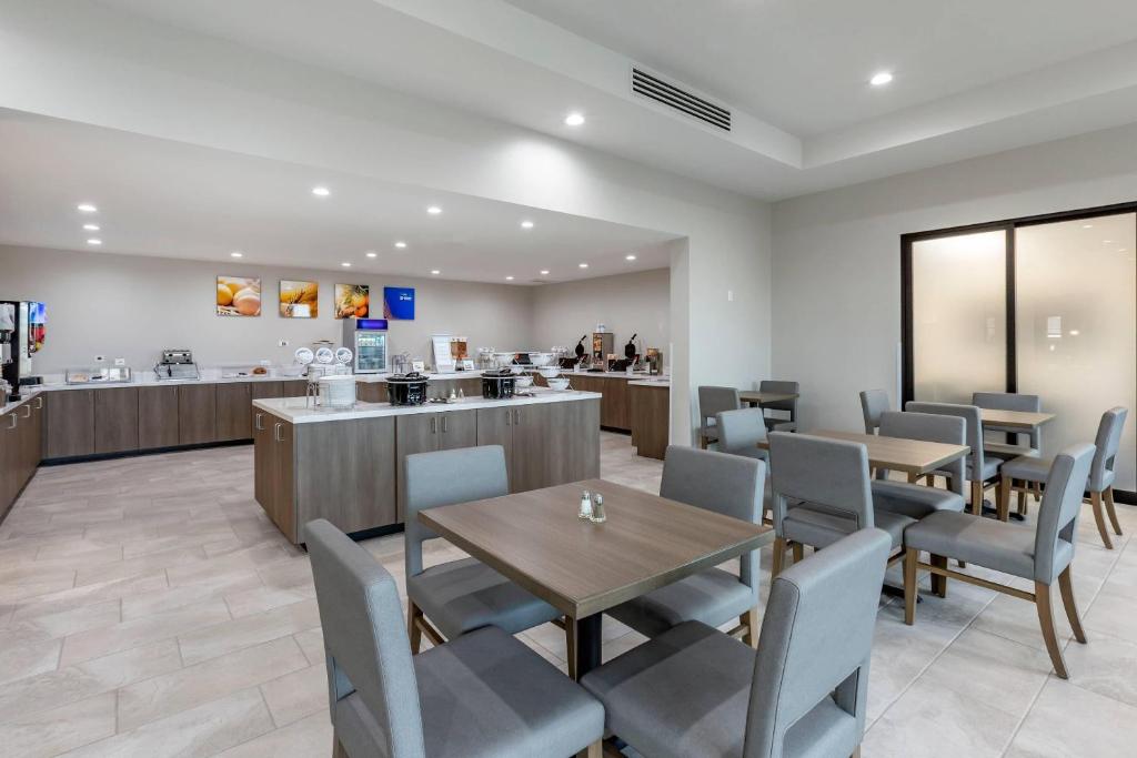 Comfort Suites Scottsdale Talking Stick Entertainment District photo