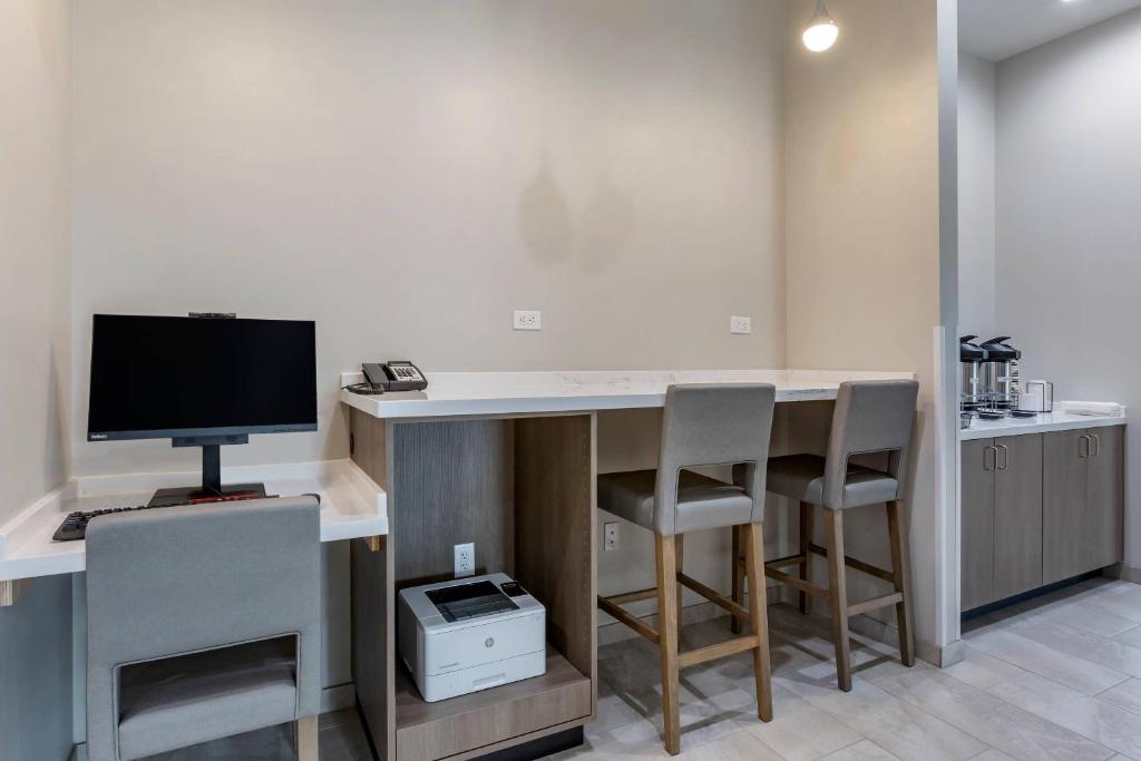 Comfort Suites Scottsdale Talking Stick Entertainment District photo