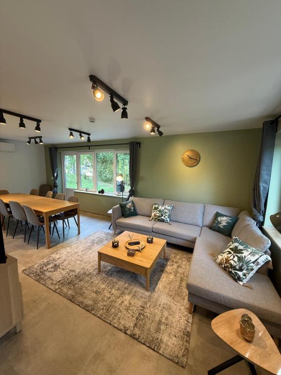 a living room with a couch and a table at Le Havre de la Forêt in Dochamps