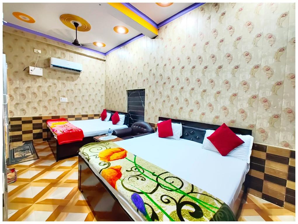 Postel nebo postele na pokoji v ubytování Hotel R-NANDAN G-H # Near Ram Janambhoomi With #Wifi #Reataurant# Facilities Excellent Customer Service- A Best Hotel In Ayodhya!