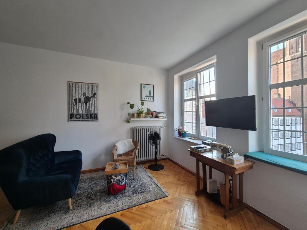 Apartment in Old Town - view of Mariacki Church - 4