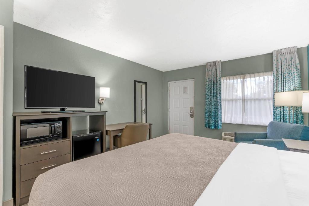 Quality Inn Bradenton North I-75 photo