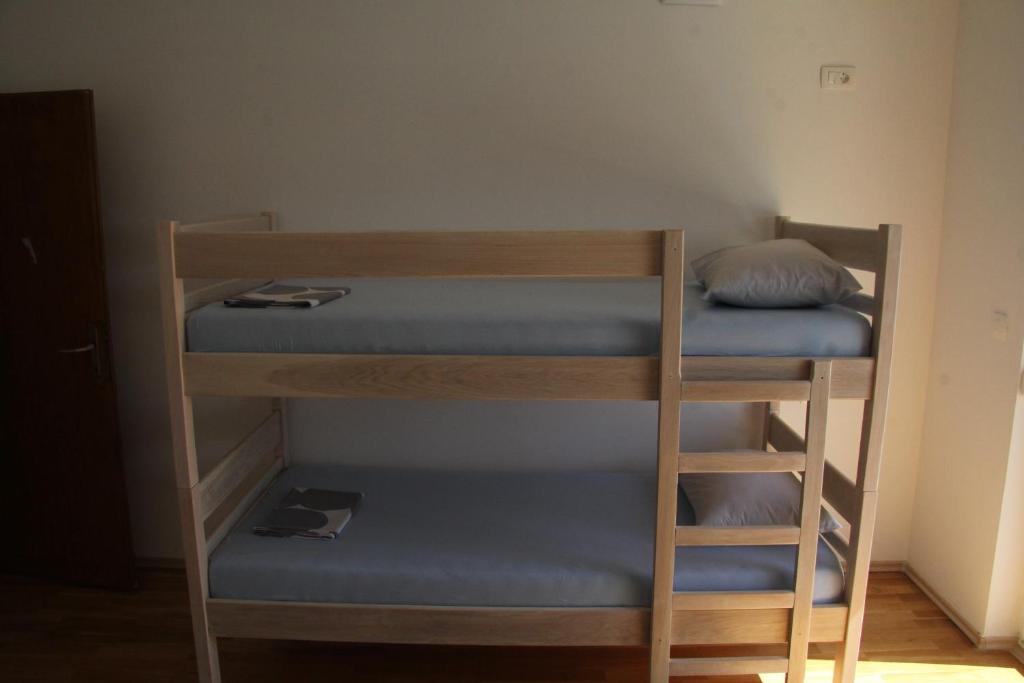 Palanda nebo palandy na pokoji v ubytování Bed & Breakfast Novalja Inn