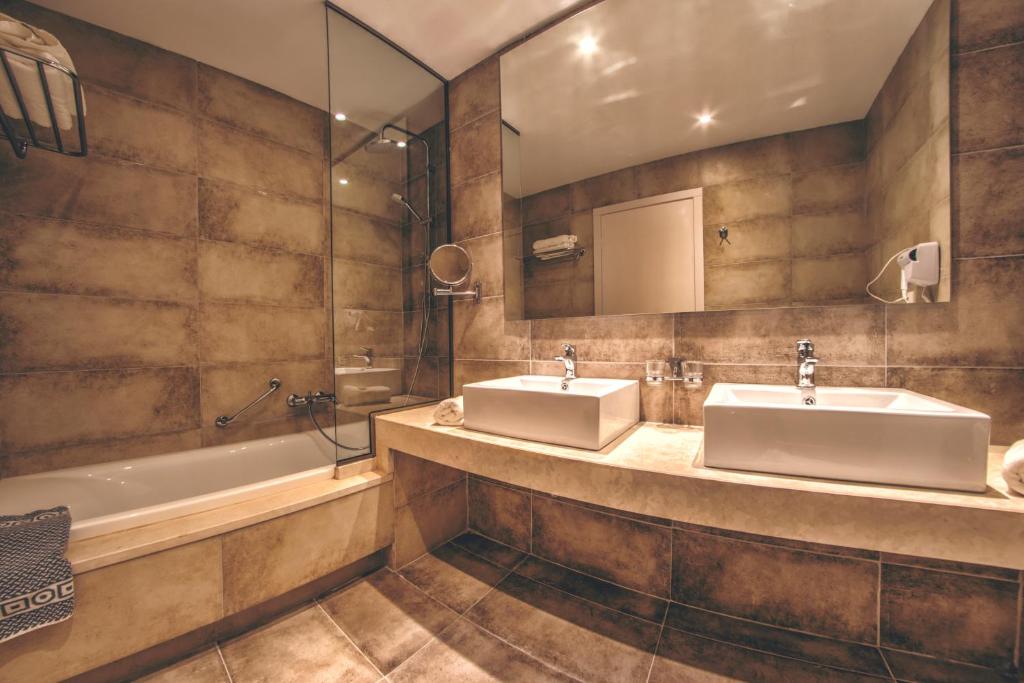Koupelna v ubytování Delfinia Hotel