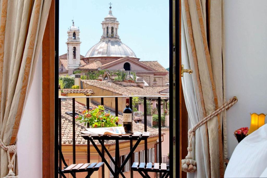 ローマにあるテラッツェ ナヴォーナの市街の景色を望むバルコニーが備わる客室です。