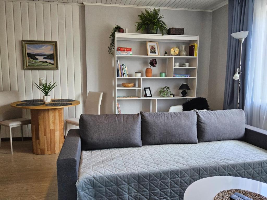 un soggiorno con un divano e un tavolo di Spacious home with balcony! a Pärnu