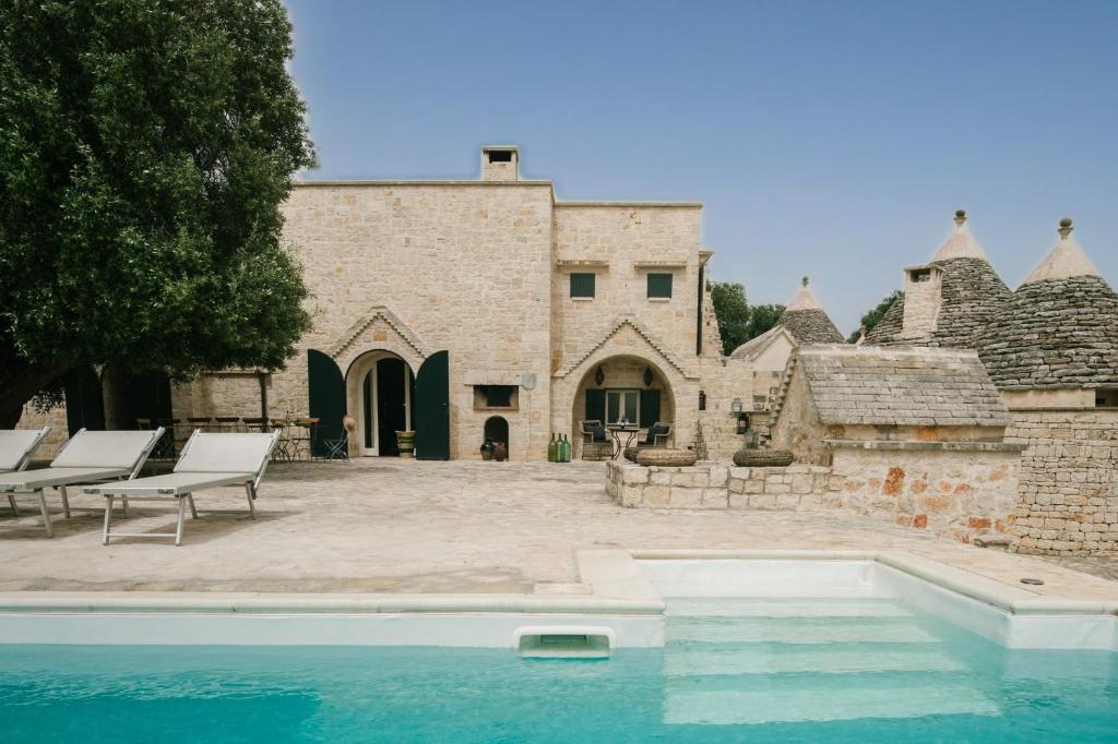 Πισίνα στο ή κοντά στο HelloAPULIA Trulli Angelo - Private Pool Villa in Olive Grove close to Ostuni, Local Dining 5 min