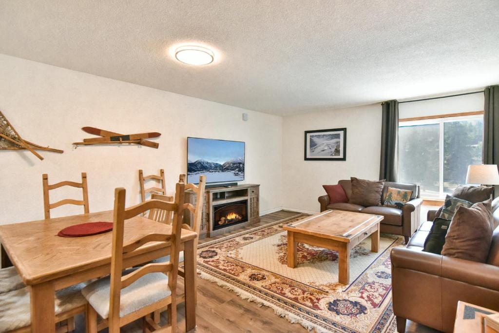 TV a/nebo společenská místnost v ubytování Blazing Saddles High Country Condo: Close To Everything