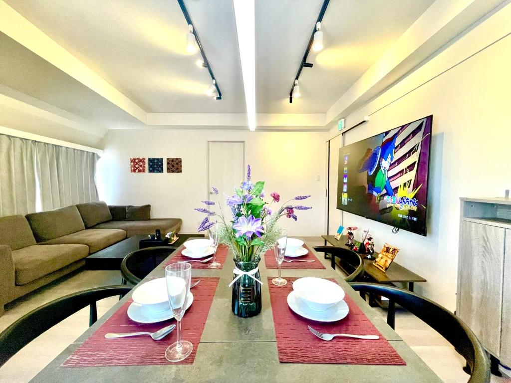 een woonkamer met een tafel en een bank bij Modern Tokyo Suites in Tokyo