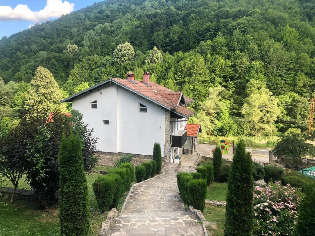 a house in the middle of a mountain at Guest House Robin Hud in Cherni Osŭm