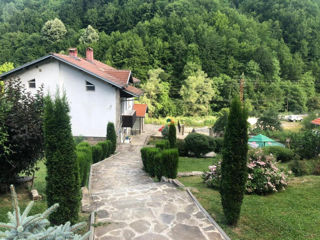 a garden with a house and a path at Guest House Robin Hud in Cherni Osŭm