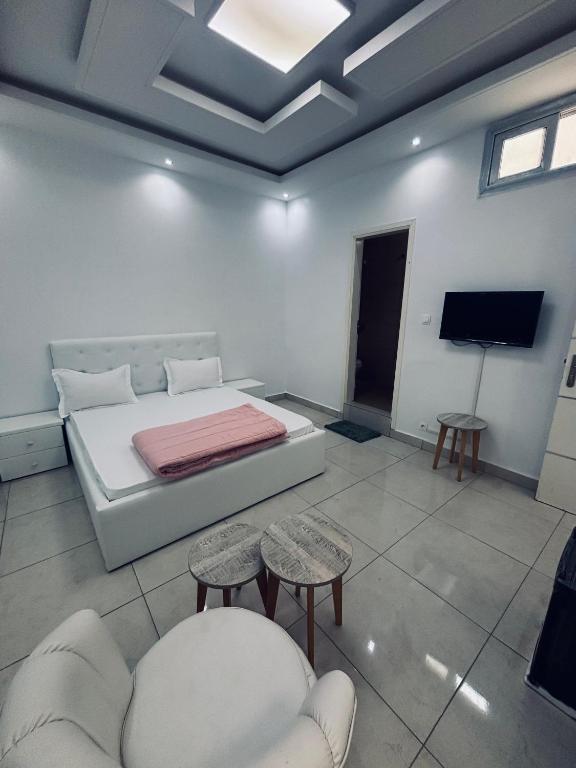 TV a/nebo společenská místnost v ubytování RESIDENCE EL HADJI ANNEXE - les Mamelles