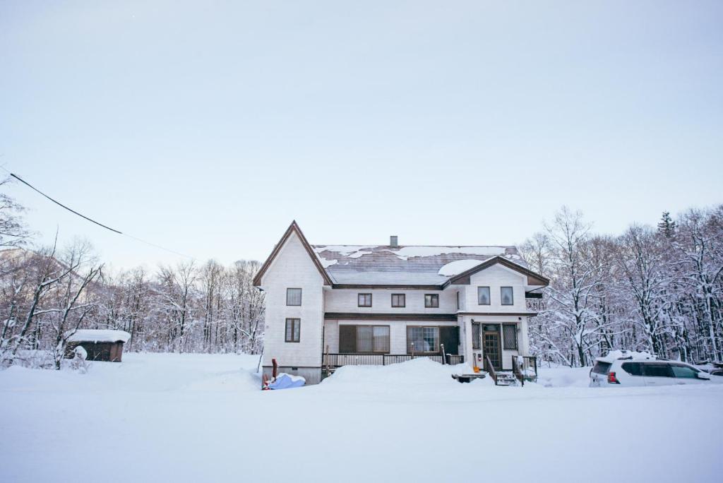 白馬村にあるDeep Powder Lodge HAKUBAの雪中白家