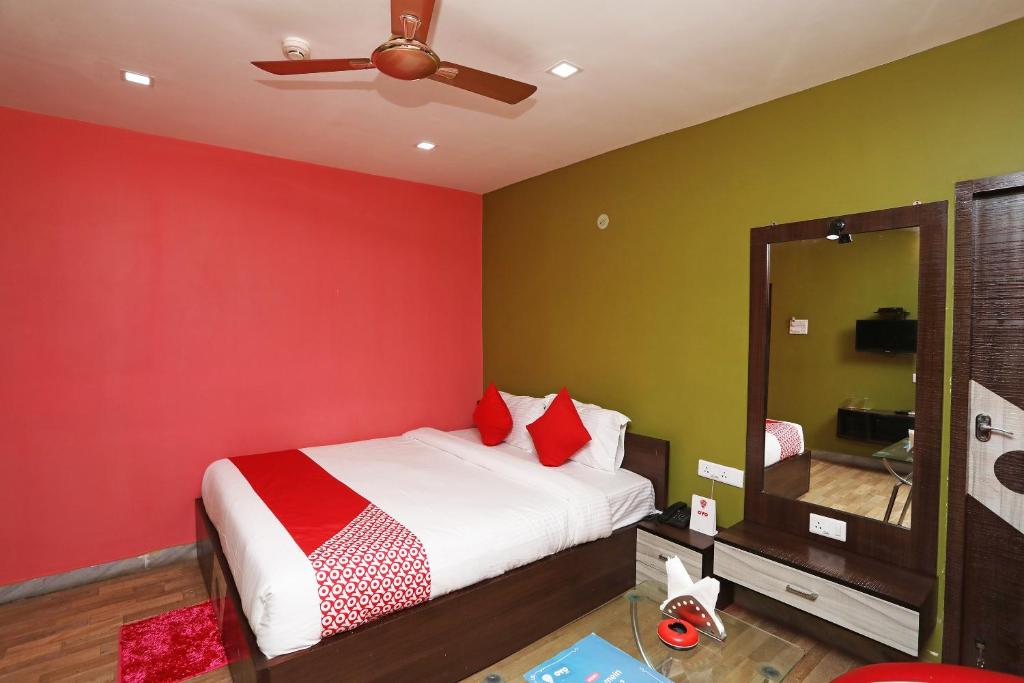 Postel nebo postele na pokoji v ubytování Hotel O Uchhash