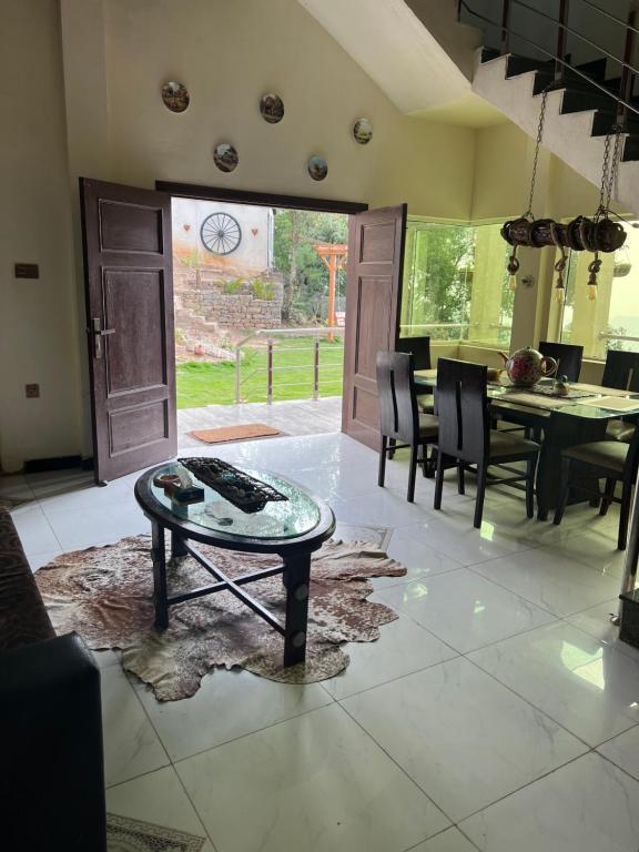 un salon avec une table et une salle à manger dans l'établissement Hunter's Cottage, à Ban