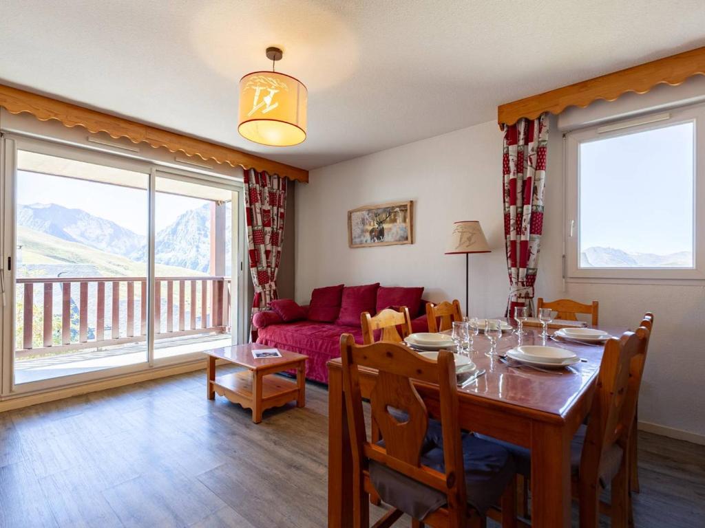 a living room with a table and a couch at Appartement familial 8 personnes, vue montagnes, proche pistes - FR-1-695-83 in Germ