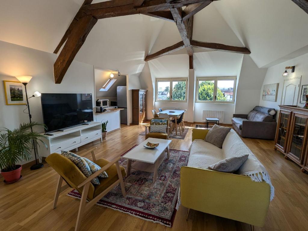 A television and/or entertainment centre at Gîte du Canal à Montargis: Charme, Jardins & Culture - FR-1-590-581