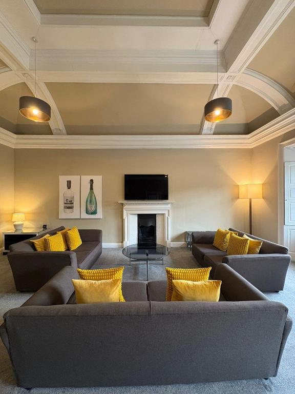 Hotel York Place Apartments by Destination Edinburgh, a living room with couches and a fireplace at York Place Apartments by Destination Edinburgh in Edinburgh