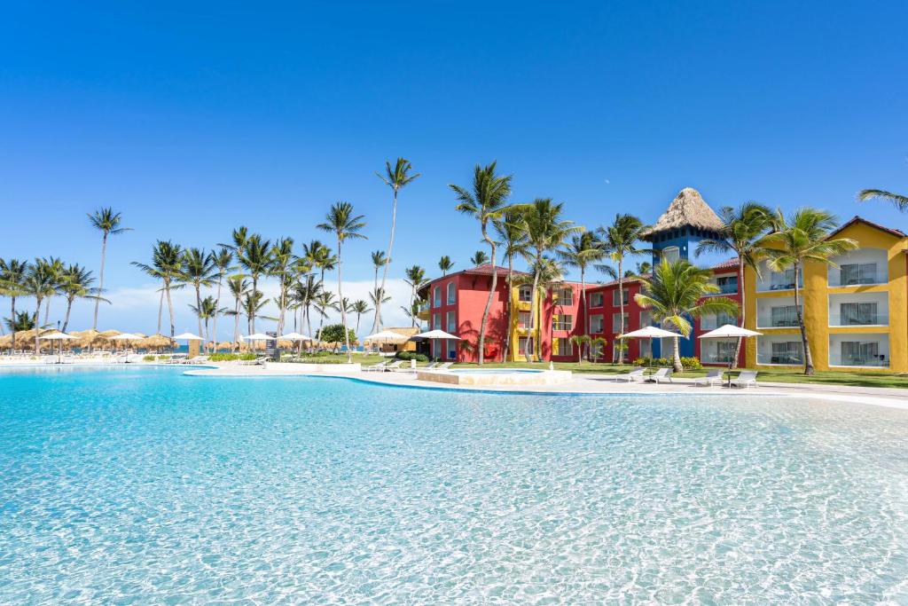 蓬塔卡纳Tropical Deluxe Princess - All Inclusive的海滩上享有度假村的景致。