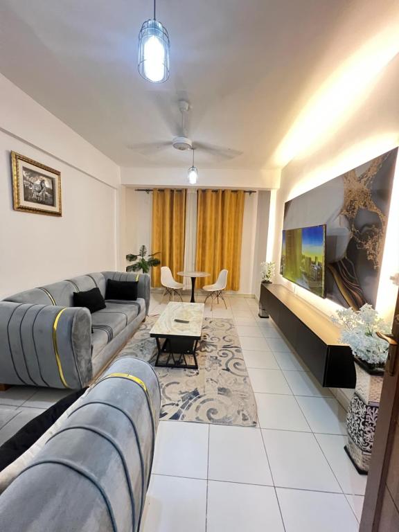 una sala de estar con un sofá y una mesa en Buxton point 3 with AC, en Mombasa