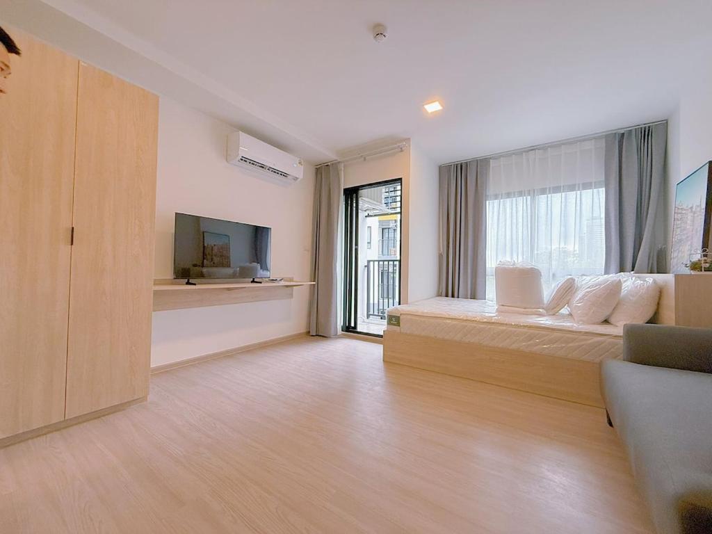 a large room with a bed and a large window at One bedroom apartment 702 in Pattaya city center in Pattaya North
