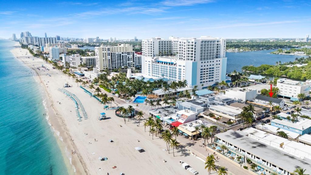 an aerial view of a beach and buildings at Loft wqueen loft beach steps in Hollywood