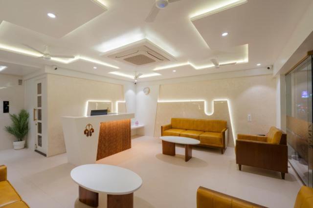 uma sala de estar com um sofá e uma mesa em Hotel Pritam, Nagpur em Nagpur