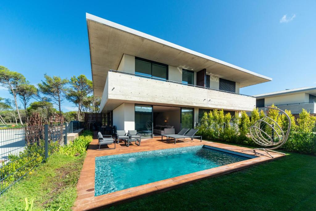 ein Haus mit einem Swimmingpool im Hof in der Unterkunft Cascais Sandwoods Luxury Villa in Cascais