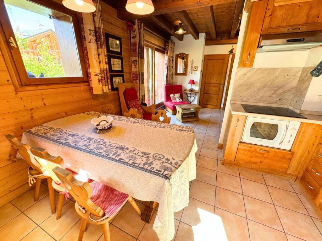a dining room with a table and a kitchen at Chalet De Julie - Bel appartement traditionnel 4 pièces sur 2 niveau pour 6 personnes MAE-3734 in Saint-Martin-de-Belleville