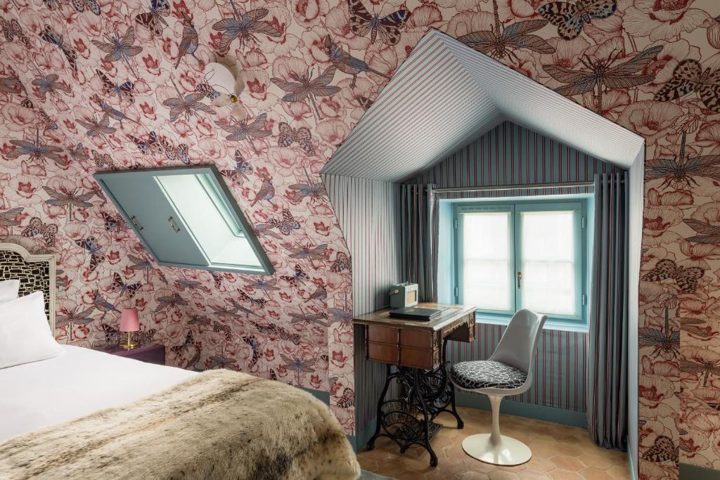 Hôtel du Petit Moulin, Haute Couture hotel by Lacroix - 3